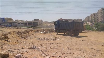 الدفع بـ 7سيارات لرفع المخلفات من هضبة الأهرام| صور