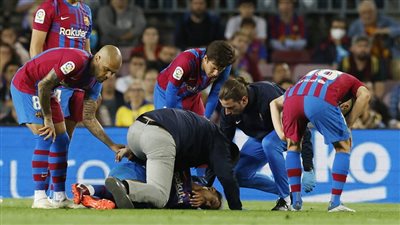 لحظة إصابة مدافع برشلونة بارتجاج في المخ| فيديو