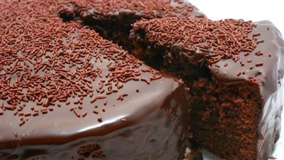 طريقة عمل كيكة الشوكولاته باحترافية مثل الجاهزة