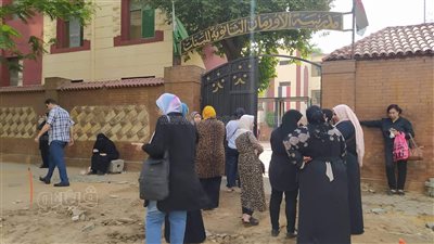 طلاب أولى ثانوي يؤدون امتحان اللغة العربية بمدرسة الأورمان بالدقي | فيديو