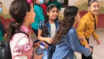 لعب وشقاوة طلاب رابعة ابتدائي بالجيزة قبل امتحان اللغة الإنجليزية | فيديو وصور 