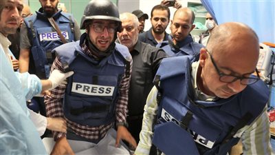 اصحي يا شيرين.. انهيار الصحفيين بالبكاء لحظة إعلان استشهاد أبو عاقلة بالمستشفى | فيديو