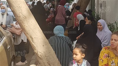 انتظار أولياء الأمور أمام لجان أولى ثانوي خلال امتحان اللغة العربية | صور 