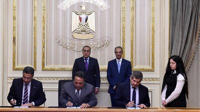 الحكومة توقع اتفاقًا لتحصيل أقساط التأمين السنوية من خلال مكاتب البريد