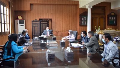 رئيس جامعة بني سويف يرأس اجتماع مركز الورش والخدمات الإنتاجية