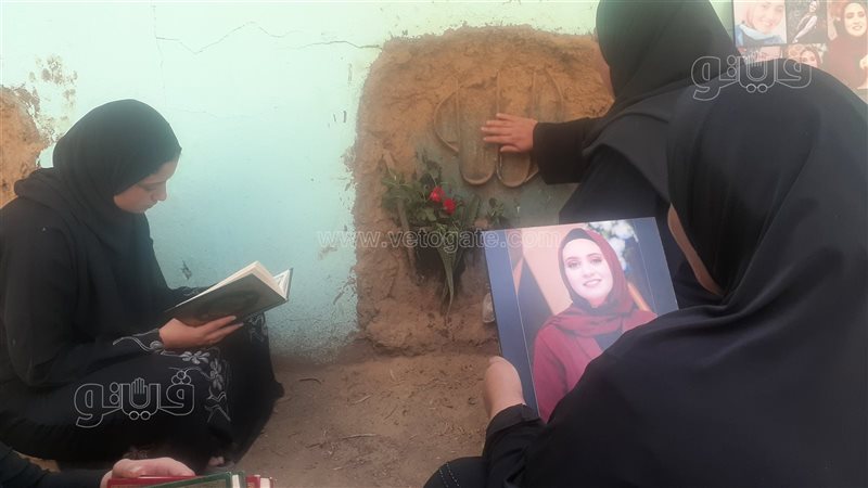 اسرة بسنت امام قبرها