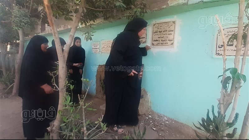 اسرة بسنت امام قبرها