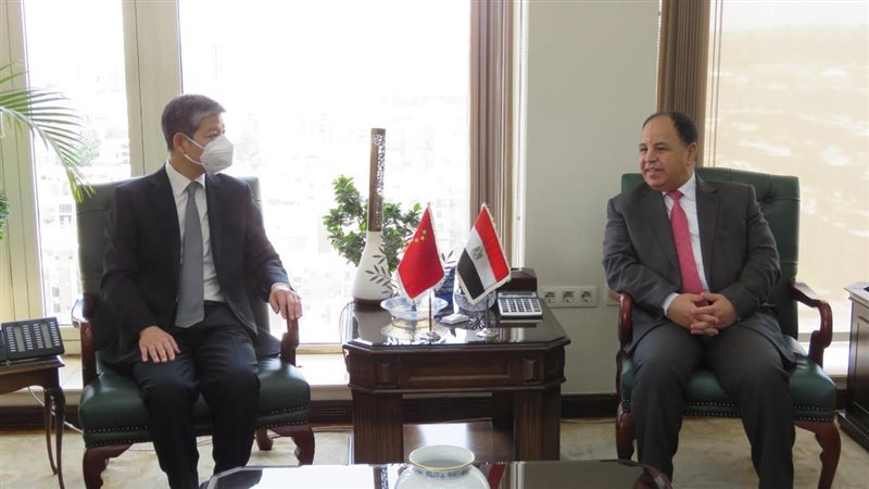 وزير المالية والسفير