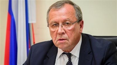 السفير الروسي بإسرائيل يترك مبنى الكنيست غاضبا بعد مهاجمة بلاده