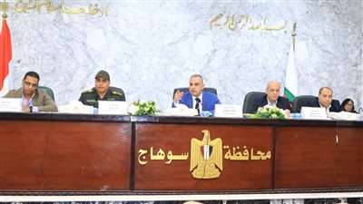 محافظ سوهاج يبحث الموقف التنفيذي لمشروعات حياة كريمة