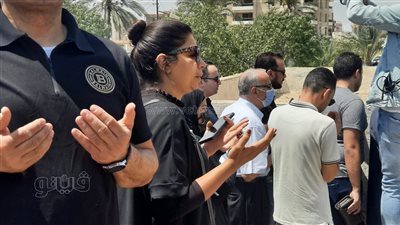 انهيار الإعلامية لميس سلامة ووالدتها خلال جنازة العميد محمد أبو السعود | صور