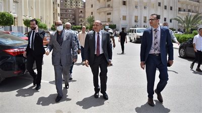 رئيس جامعة بني سويف يتابع التزام المراقبين بلجان امتحانات الميد تيرم