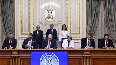 الحكومة توقع اتفاقا لإنتاج ٣٠٠ ألف طن أمونيا خضراء من الطاقة النظيفة بالسخنة