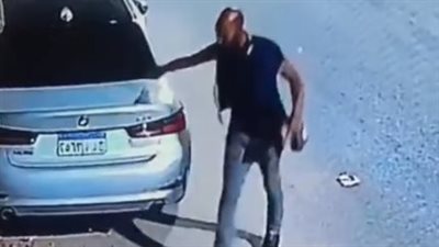 شاهد.. عاطل يتعمد إحداث تلفيات ببعض السيارات بقطعة زجاجية في الغردقة