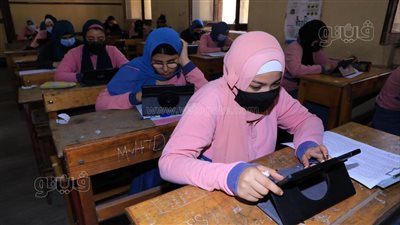 طلاب الصف الثاني الثانوي يؤدون اليوم امتحان الجبر والتفاضل وحساب المثلثات