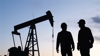 خبير يتوقع تراجع سعر برميل البترول إلى 60 دولارا بحلول الربع الرابع