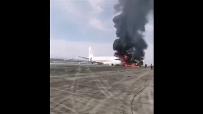 اشتعال النيران في طائرة ركاب صينية بعد خروجها عن المدرج | فيديو