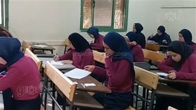 من داخل لجان مدرسة الأورمان الثانوية بنات.. طالبات ثانية ثانوي يؤدين امتحان اللغة العربية | فيديو