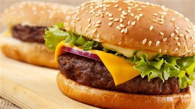 بأقل التكاليف.. طريقة عمل البرجر في البيت زي المحلات 