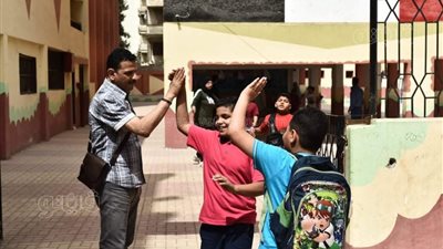 فرحة طلاب رابعة ابتدائي بسهولة الرياضيات وانتهاء الامتحانات | فيديو وصور