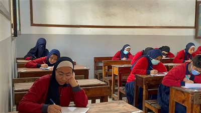 الورقي أسهل من الإلكتروني.. خروج طالبات ثانية ثانوي من اللجان بعد أداء امتحان اللغة العربية | فيديو