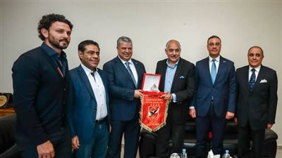 العامري فاروق رئيس البعثة يهدي سفير مصر بالجزائر درع وعلم الأهلي|فيديو