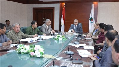 محافظ سوهاج يشدد على فرض الرقابة والسيطرة على حركة نقل وتداول الأقماح