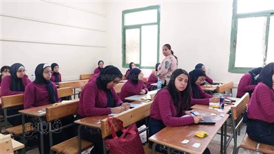 طلاب الصف الثاني الثانوي يؤدون اليوم امتحان اللغة الأجنبية الثانية والتاريخ والفيزياء