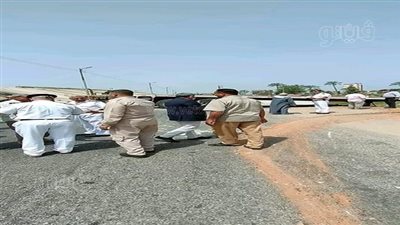 إصابة شخصين في سقوط سيارة نقل من أعلى الطريق الإقليمي بالشرقية|صور