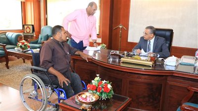 محافظ سوهاج يلتقي عددا من الأشخاص ذوي الإعاقة لبحث مطالبهم وحل شكواهم|صور