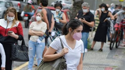 بعد تزايد إصابات كورونا.. الكمامات تعود إلى هذه الدولة