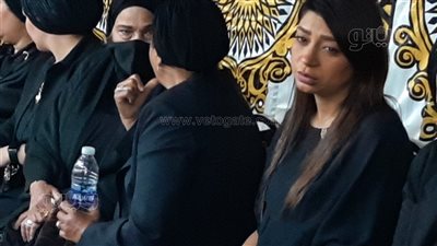 تأثر ابنة شقيقة الراحل محمد أبو السعود خلال مراسم العزاء | صور