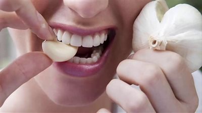 فوائد الثوم على الريق.. ينظف المعدة ويضبط ضغط الدم