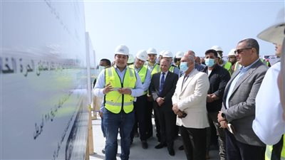 وزير النقل يتفقد الشركة المصرية لإصلاح وبناء السفن