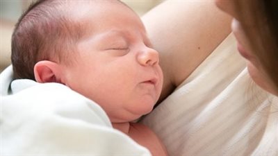 تفسير حلم الرضاعة في المنام وعلاقته بالحصول على منصب كبير ورزق وفير