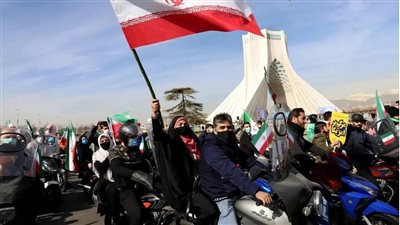 الاحتجاجات تتصاعد في إيران رفضًا لرفع الأسعار.. اعتراف رسمي بالاحتقان الشعبي.. النساء يشاركن لأول مرة.. قطع الإنترنت والاعتقالات تطال العشرات 