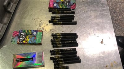 ضبط  32 عبوة بها مخدر الماريجوانا بحوزة راكب بمطار القاهرة