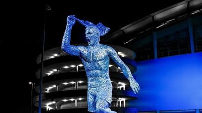 مانشستر سيتي يكشف النقاب عن تمثال أجويرو التاريخي