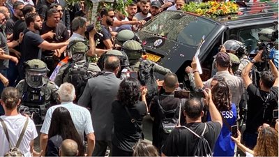 شرطة الاحتلال تهاجم جنازة شيرين أبو عاقلة بالرصاص والغاز | فيديو