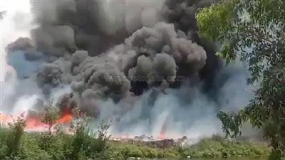 مشاهد مرعبة.. اللقطات الأولى لحريق مصنع مراتب في الشرقية | فيديو