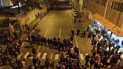 الشعب الإيراني ينتفض بسبب الغلاء.. والشرطة تعتقل العشرات 