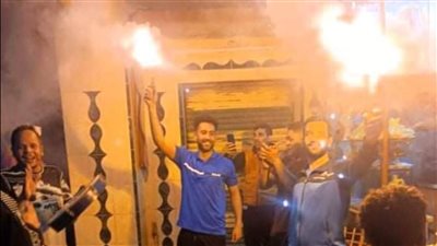 بالشماريخ.. أهالي ميت خميس بالمنصورة يحتفلون بحارس حرس الحدود بعد التأهل للممتاز