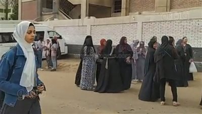 امتحان الكيمياء والجغرافيا لطلاب أولى ثانوي.. تجمع أولياء الأمور أمام اللجان بشبرا| فيديو