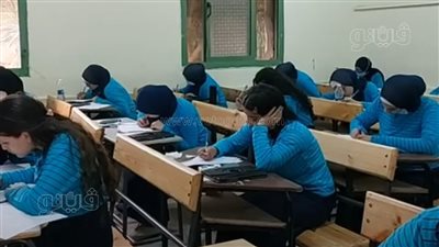 ممنوع الورقة البيضاء.. من داخل اللجان بالجيزة طالبات أولى ثانوي تؤدين امتحان الكيمياء |فيديو 