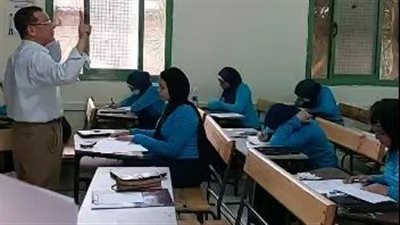 توزيع ورقة المفاهيم لمادة الكيمياء على طلاب الصف الأول الثانوي| فيديو 