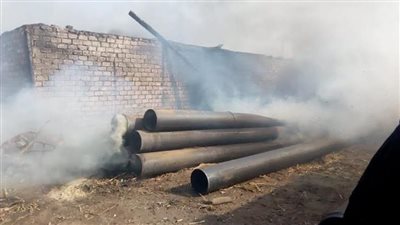 حريق هائل في مواسير صرف صحي مشونة بأرض فضاء في سوهاج