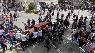 لحظة سقوط نعش شيرين أبو عاقلة بعد مهاجمة قوات الاحتلال للجنازة | فيديو 