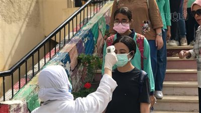 وسط إجراءات احترازية.. لحظة دخول طلاب الإعدادية لجان امتحان اللغة العربية | فيديو وصور