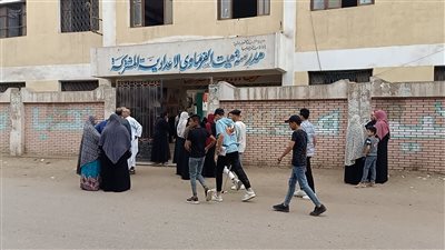 بعد انطلاق الامتحانات.. ترقب وقلق بين طلاب الإعدادية وأولياء أمورهم في الدقهلية | فيديو 
