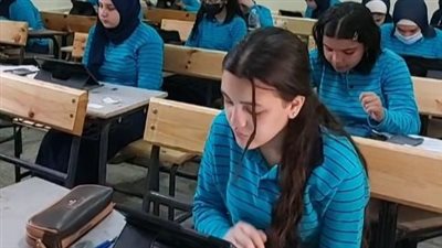انتهاء الورقي وبدء الإلكتروني.. طالبات أولى ثانوي تؤدي امتحان الكيمياء | فيديو 